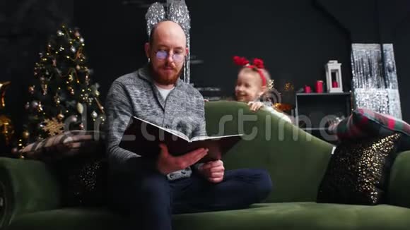 新年爸爸在看书女儿在分散他的注意力视频的预览图