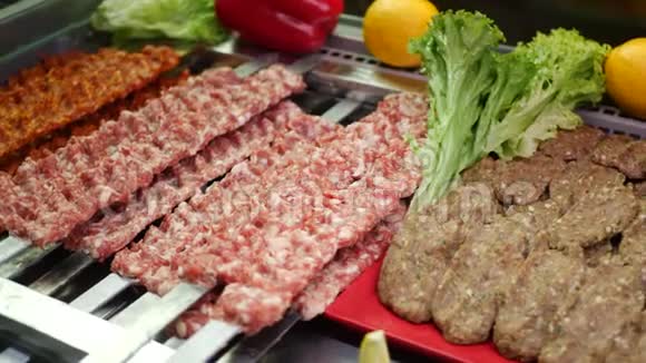 烹饪手把新鲜的生肉碎肉和烹饪原料视频的预览图