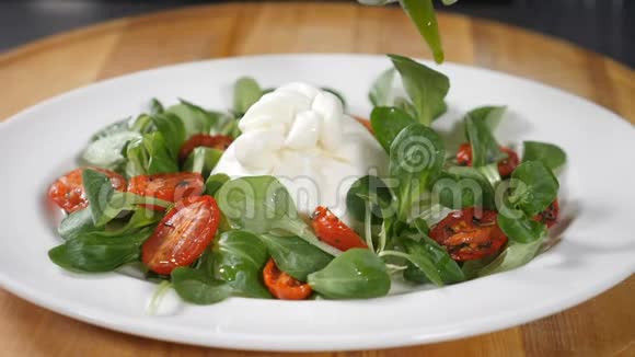 用马拉和绿叶在白色的盘子上洗碗健康食品和素食理念厨师倒酒的特写镜头视频的预览图