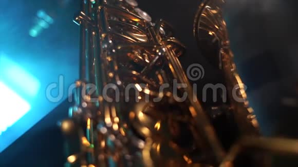 金色闪亮的阿尔托萨克斯管与蓝色烟雾优雅与优雅的概念视频的预览图