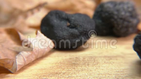 在一个罕见的黑色松露蘑菇在木制表面滚动视频的预览图