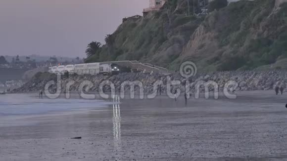 加州铁路列车旁边的海洋太平洋冲浪在圣克莱门特视频的预览图
