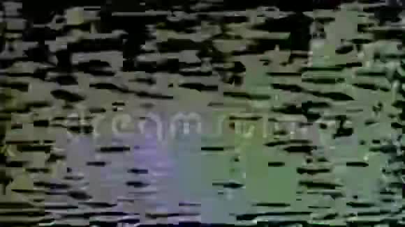 五颜六色的霓虹灯网络朋克迷幻闪烁的背景数字故障混合视频的预览图