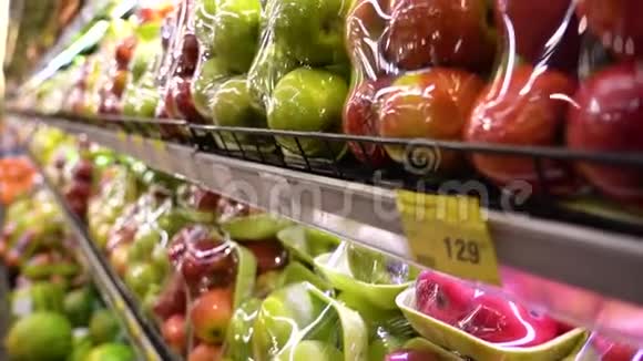 真空包装苹果在超市的货架上视频的预览图