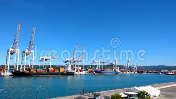 集装箱船在全球范围内通过集装箱货船在码头港口从事进出口业务物流和运输视频的预览图