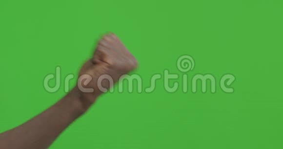 愤怒的非洲男人握着拳头威胁性姿态视频的预览图