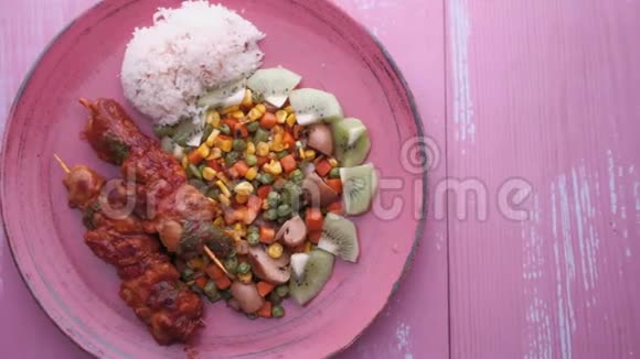 餐盘上有鸡肉米饭和蔬菜的俯视图视频的预览图