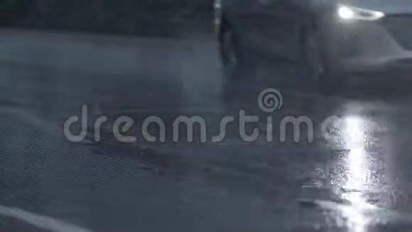细雨和汽车在潮湿的道路上行驶视频的预览图