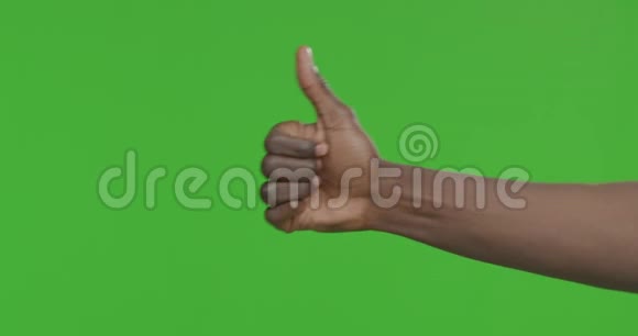 非洲男性手举拇指拇指向下不喜欢视频的预览图