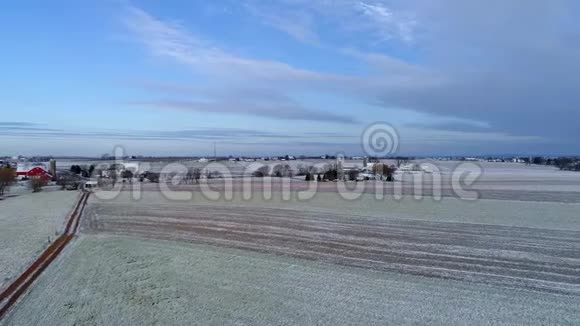 浅雪落后的海滨鸟瞰视频的预览图