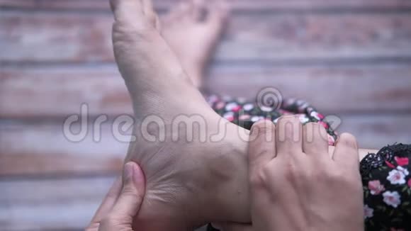 女性脚部疼痛的最高视角视频的预览图
