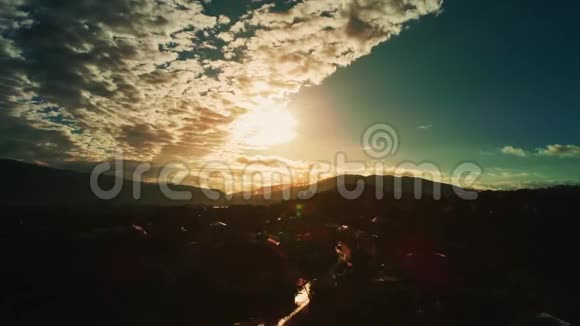 高空飞行在人口稠密的景观之上地平线上有薄雾的轮廓日落时可以看到日落视频的预览图