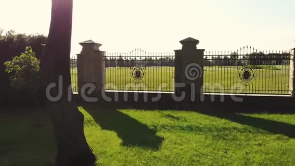 巨大的绿色高尔夫球场后面的钢铁公园围栏视频的预览图