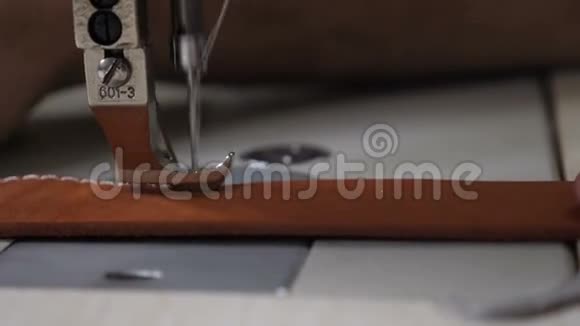 在私人皮革工艺品店工作缝纫机缝纫带正在加工中工作中的裁缝男裁缝工视频的预览图