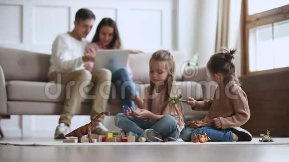 快乐轻松的家庭享受休闲活动的生活方式客厅视频的预览图