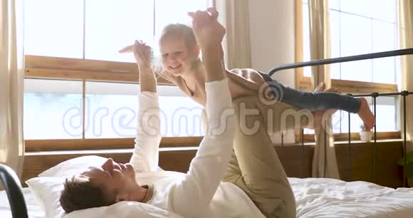 小女儿坐飞机和爸爸在床上玩耍视频的预览图