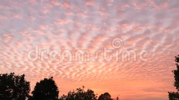 时光流逝美丽的夕阳与令人难以置信的红云视频的预览图