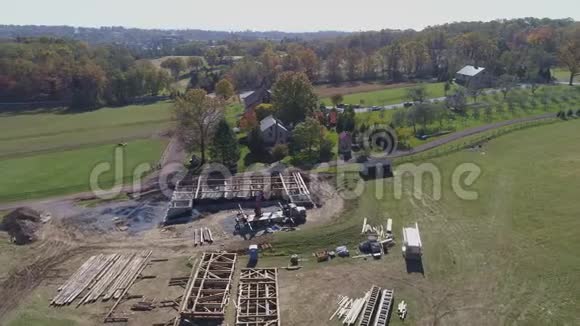 一座旧的木架谷仓正在重建和修复无人机在建筑工地上盘旋视频的预览图