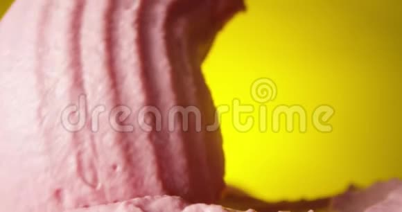 草莓冰淇淋在黄色背景下在红色史诗上大镜头视频的预览图