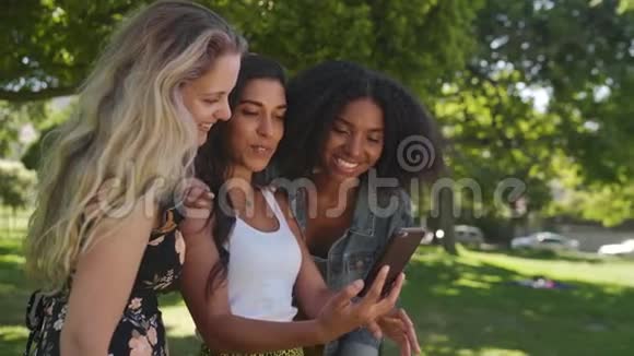 快乐的年轻群体多民族女性朋友使用智能手机技术浏览享受与每个人分享的时刻视频的预览图