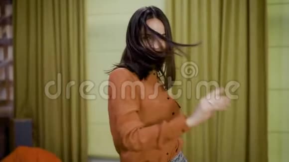在同事中女生与跑步快乐的同事跳舞视频的预览图