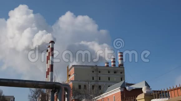白烟来自工业管道空气污染视频的预览图