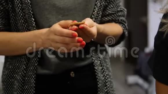 有红色指甲的女人用她的手从姜面团里做饼干烹饪课一起做饭视频的预览图