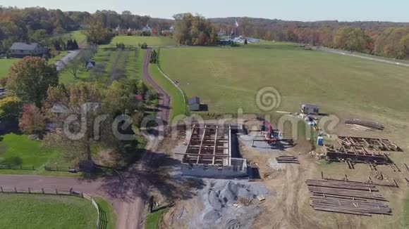 一座旧的木架谷仓正在重建和修复无人机在建筑工地上盘旋视频的预览图