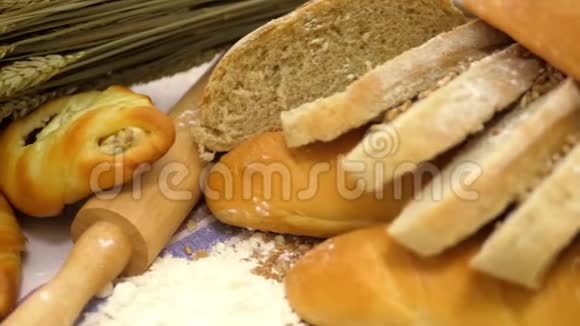 面包和烘焙食品大规模保证新鲜烘焙和脆的特写视频的预览图