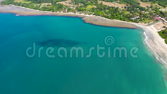 大泻湖从上面看菲律宾吕宋岛海岸视频的预览图