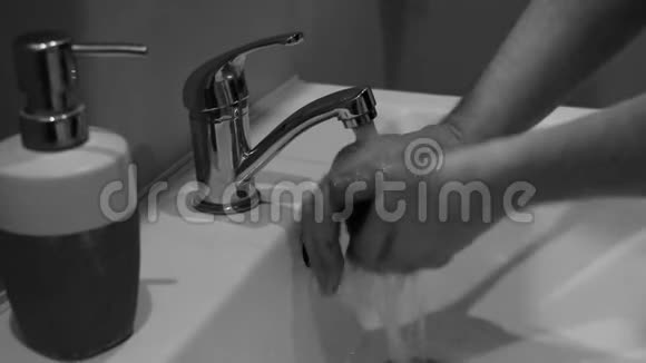 冠状病毒旅行预防用肥皂和热水洗手冠状病毒爆发时的手卫生视频的预览图
