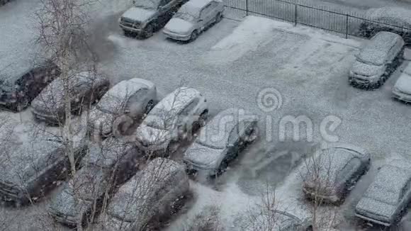 冬天停车下雪慢动作视频的预览图