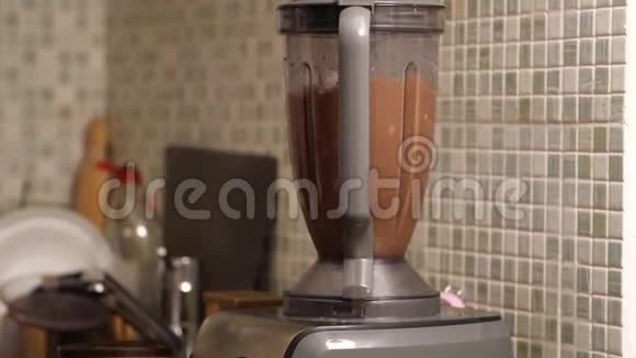厨房搅拌器搅拌奶油糕点搅拌迅速旋转混合巧克力奶油厨房机器在运转视频的预览图