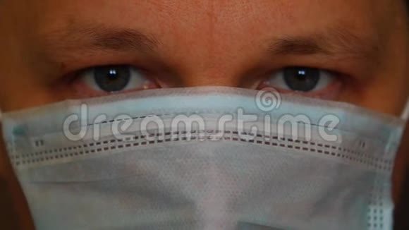人戴面具以防止冠状病毒2019nCOV视频的预览图
