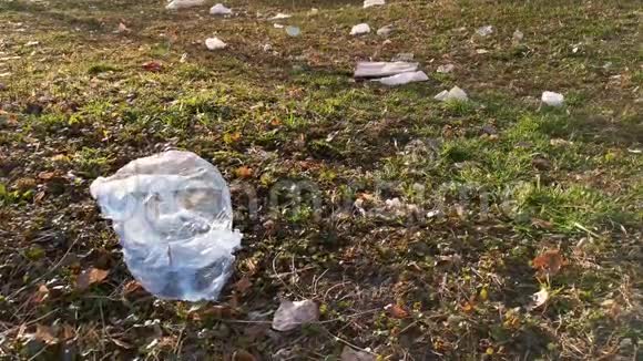 倾倒在被风拍打的草塑料袋上视频的预览图