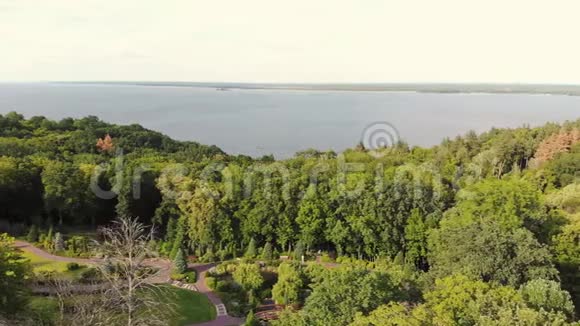 夏天公园树后面的巨大湖泊视频的预览图