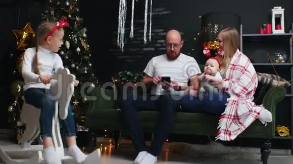 新年妈妈和孩子们把爸爸的电话拿走了视频的预览图