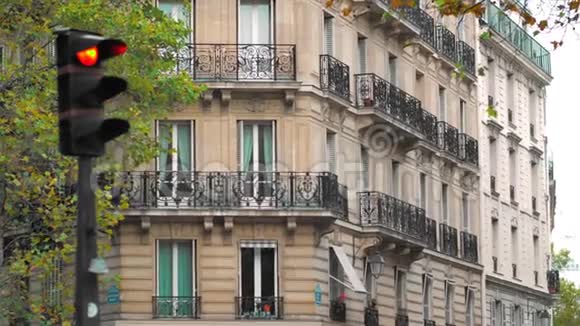 十字路口红绿灯和首都中心的典型法国建筑巴黎法国视频的预览图