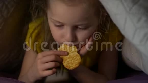 小女孩晚上吃饭视频的预览图