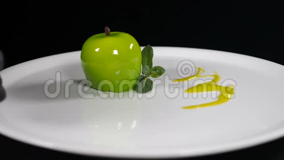 慢动作蓝莓用美味的甜点扔在白色盘子上在餐厅供应甜食的甜点食物视频的预览图
