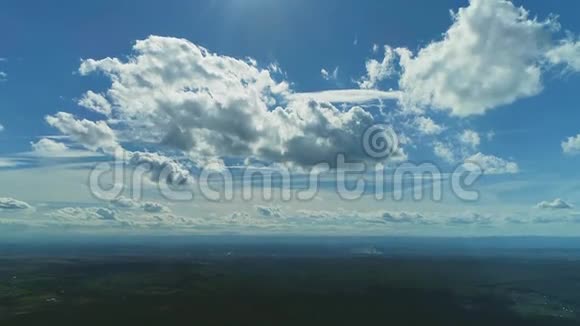 无人机飞过云层和下午的阳光完美的电影院背景视频的预览图