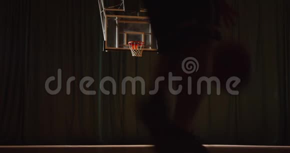 一个年轻的白人篮球运动员打球把球扔进篮筐视频的预览图
