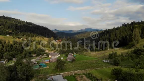 喀尔巴阡山脉偏远山村的景观视频的预览图