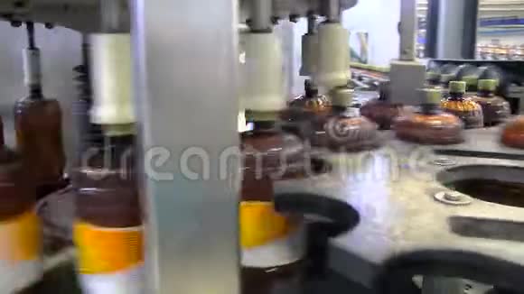 包装瓶生产线在啤酒厂视频的预览图