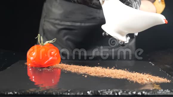 有着精致风味的釉面甜点在番茄形状的红色甜点上倒入甜酱的甜点餐厅甜点视频的预览图