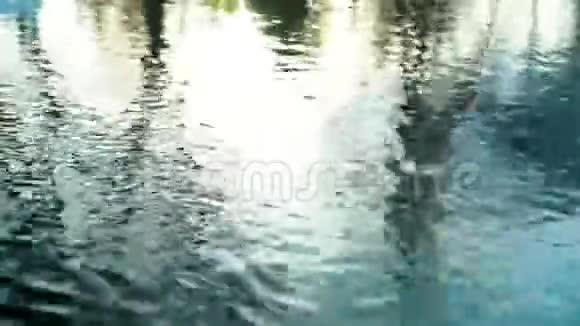 灯光眩光照在水面上涟漪照在水面上阳光照在水面上视频的预览图