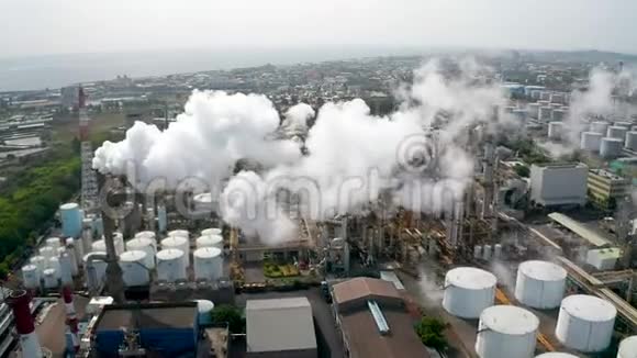 气景油气石化工业和炼油厂视频的预览图