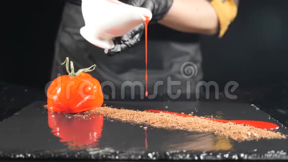 慢动作的精美美食视频厨师在黑石板上提供釉甜点糖果洒出甜蜜视频的预览图