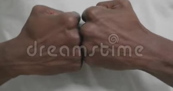 非洲男人碰自己的拳头合上视频的预览图