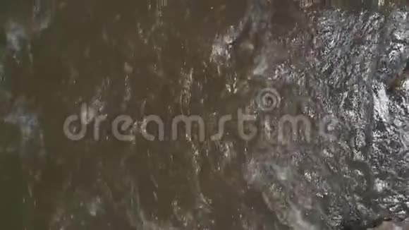 山溪水流湍急鸟瞰视频的预览图